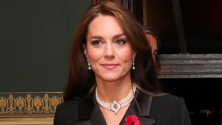 Kate Middleton, Anma Günü için en sevdiği elbiselerinden birini farklı bir renkte giydi.