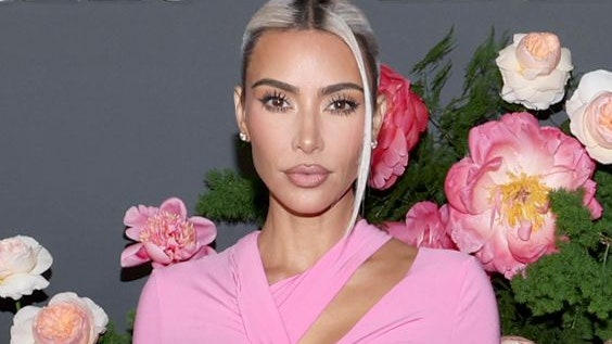 Kim Kardashian, kesikli bebek pembe elbisesiyle Balenciaga Barbie'si gibi çıktı