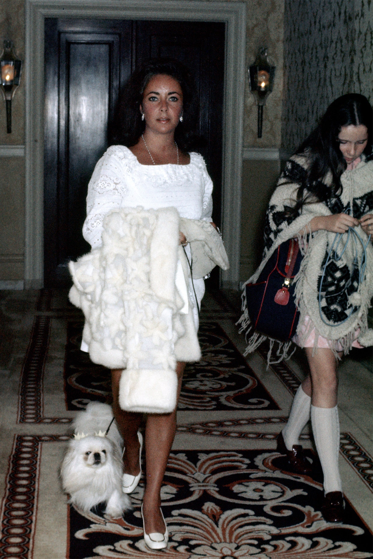 Elizabeth Taylor ve köpeği 1969'da Plaza Hotel'de