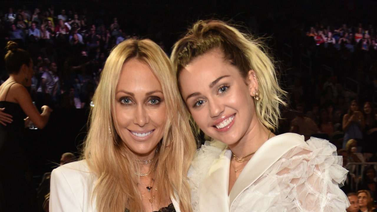 Miley Cyrus, "Twinning" kısa üstleri ve Chanel'deki annesi Tish Cyrus'a benziyordu.