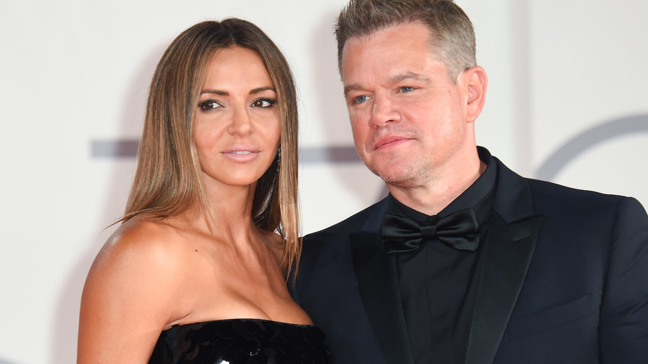 Luciana Barroso, kocası Matt Damon ile kırmızı halıda transparan siyah bir elbiseyle yürüdü.