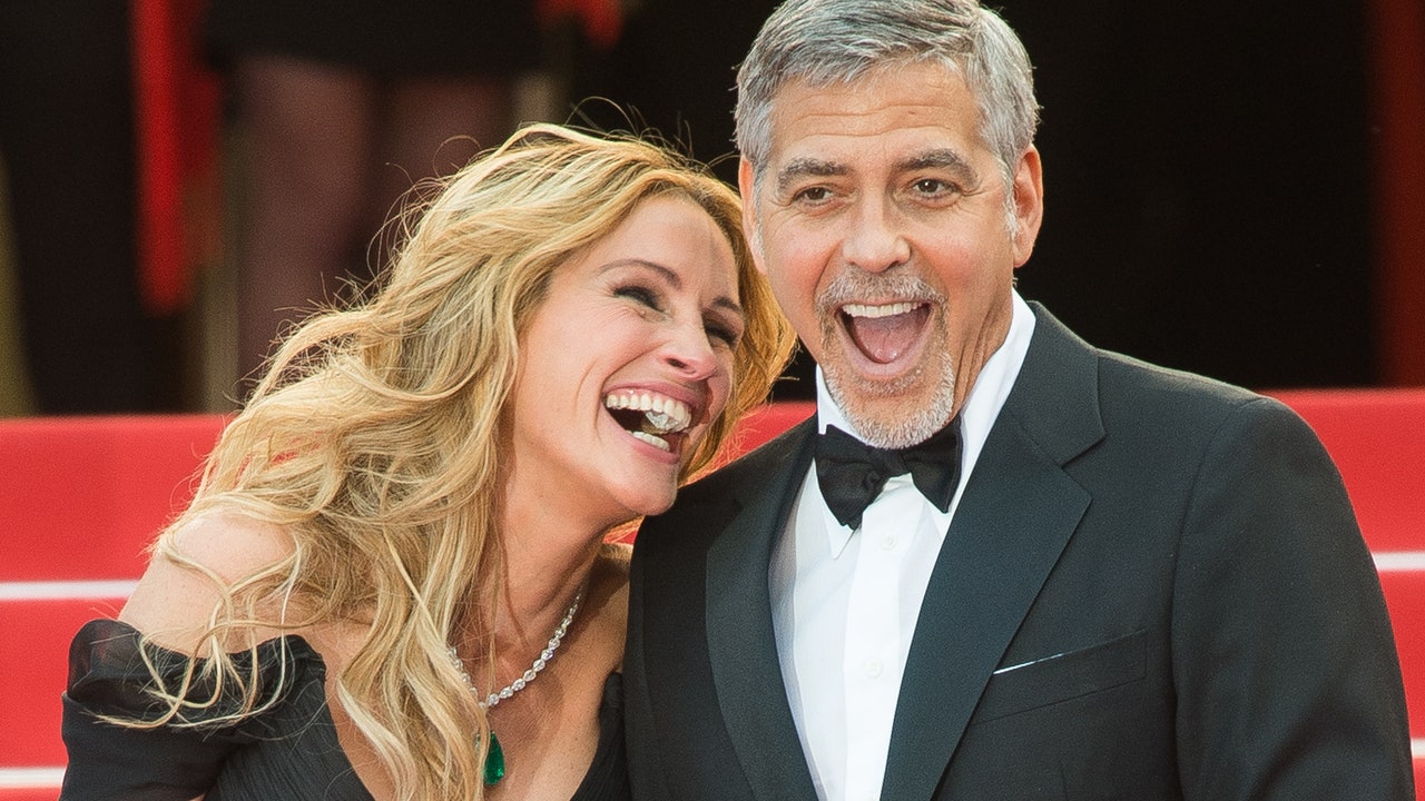 Julia Roberts, George Clooney'nin yüzüne sıvanmış özel dikim bir elbise giydi.