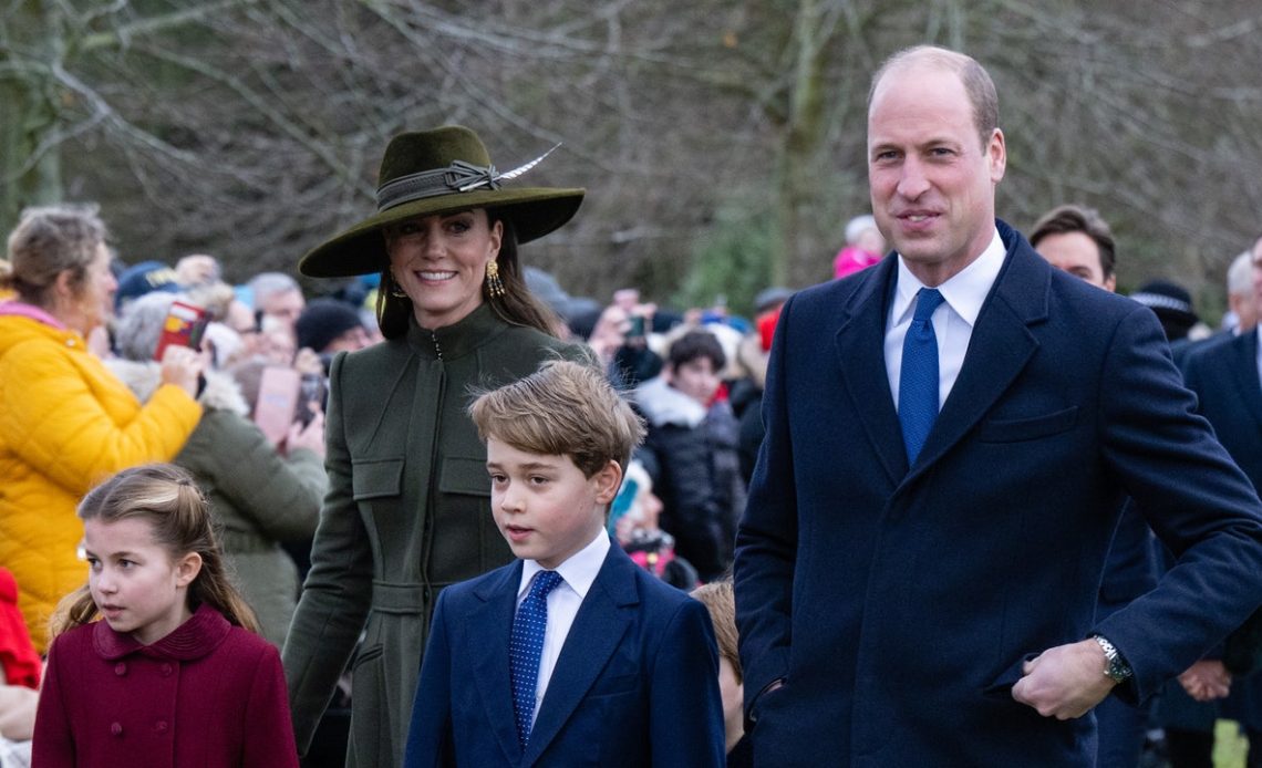 Kate Middleton, Noel'de hayırseverleri selamlamak için favori bir Alexander McQueen ceketi giydi