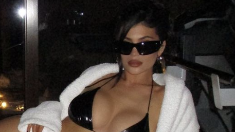 Kylie Jenner, Kendall'ın bikini ve bot görünümünü yeniden yarattı