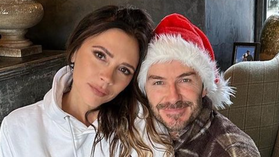 Victoria Beckham, All I Want For Christmas For David Beckham kapşonlu ve kot pantolon giymişti.