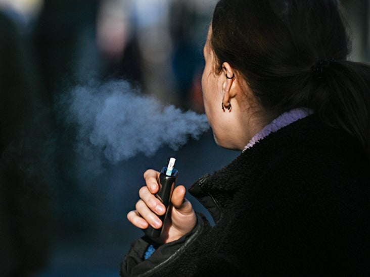 İnsanlar hem vaping hem de sigara içtiğinde, sigaraları e-sigaralarla değiştirmezler.