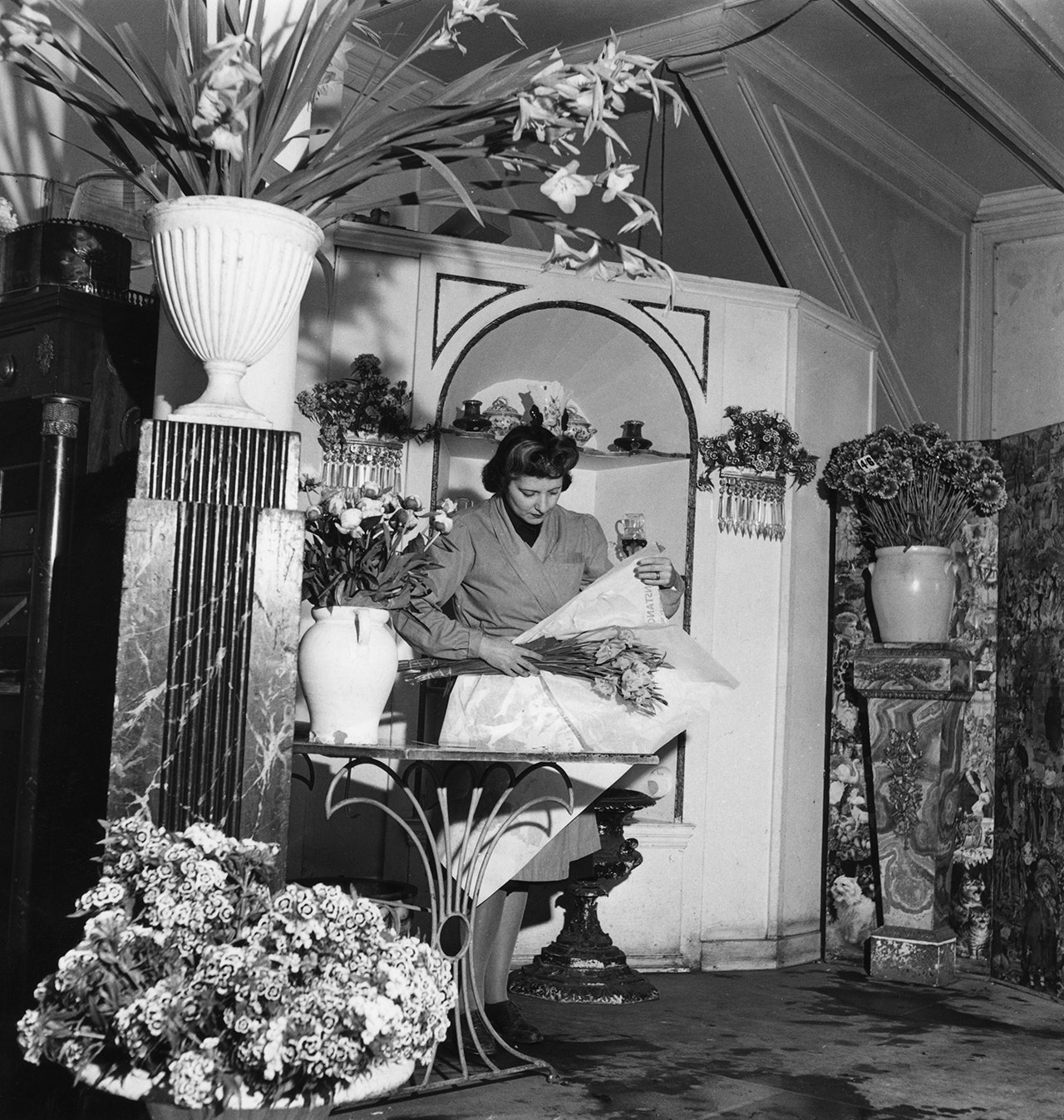 Constance Spry çiçekçi dükkanında bir buket sarar