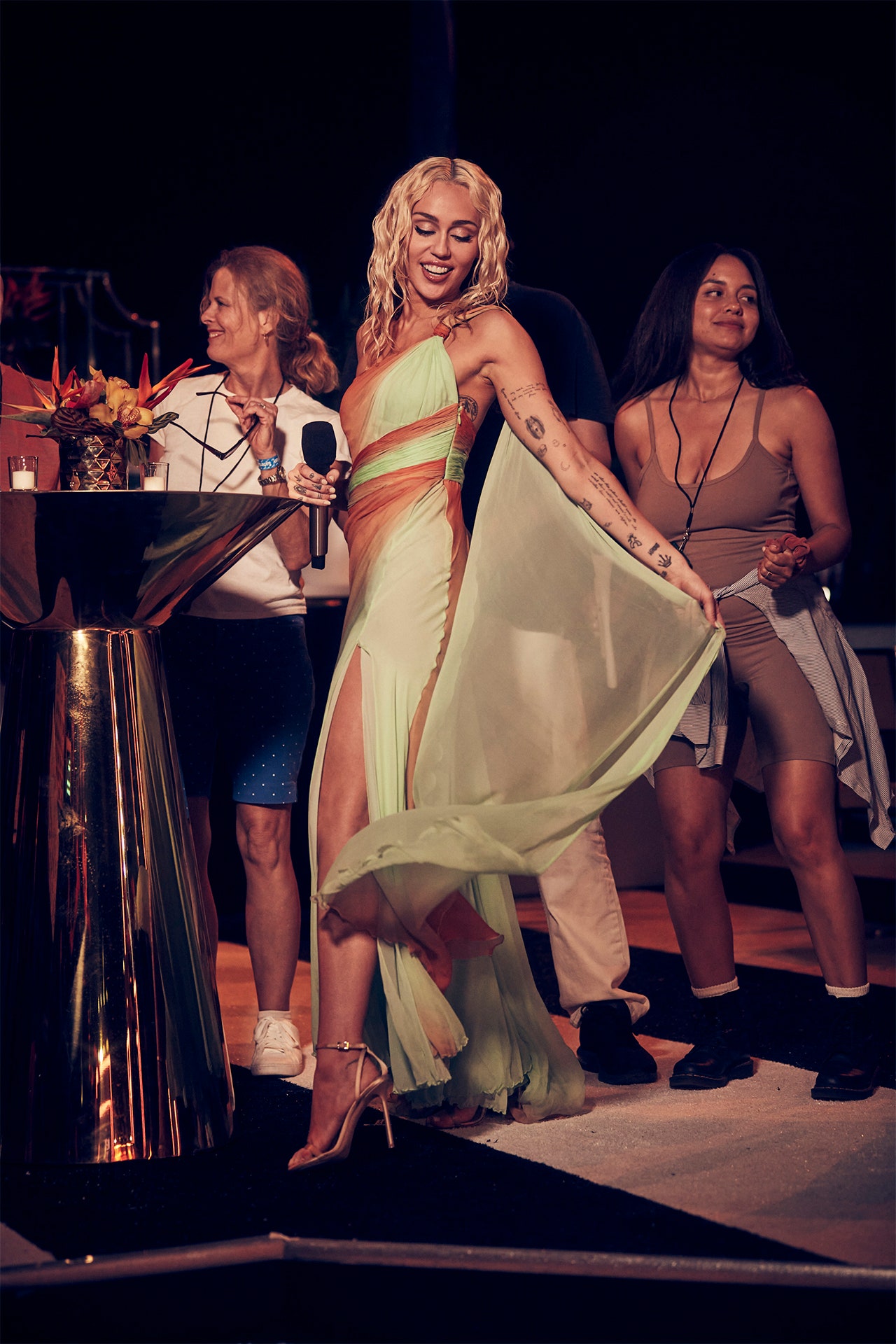 Miley Cyrus eski model Versace'de