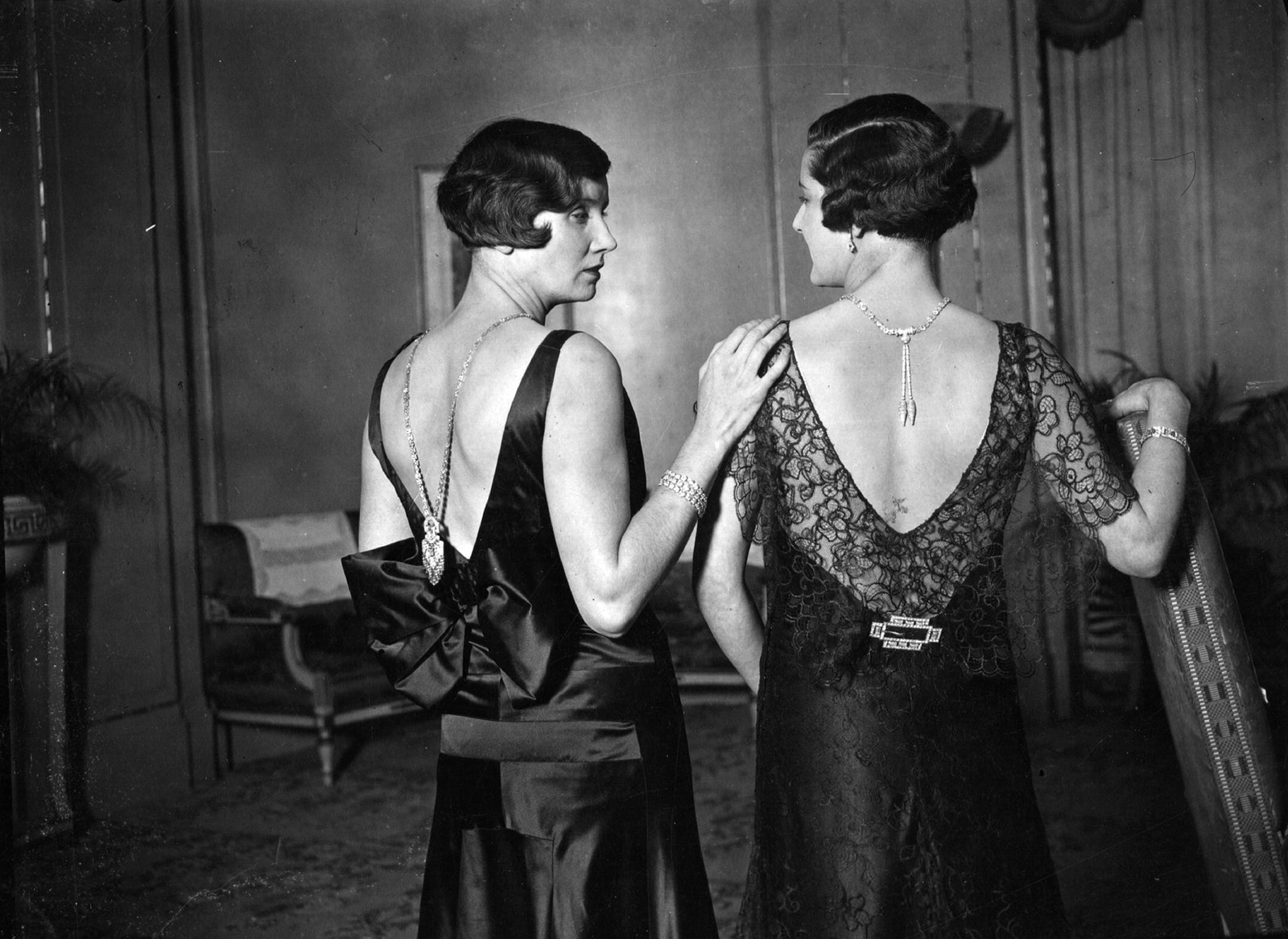 Uzun kolyeli vback elbiseli kadınlar 1929