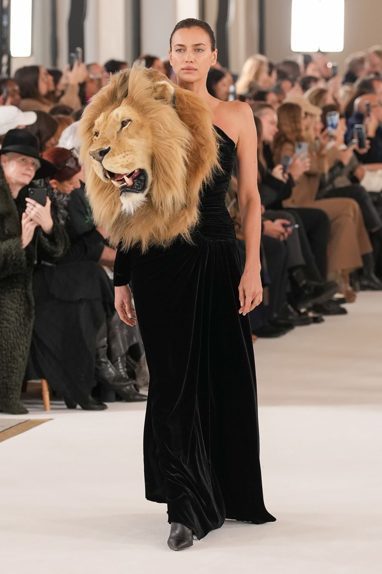 Schiaparelli, Paris Moda Haftası'nı aslanlar, leoparlar ve kristallerle açtı - aman tanrım