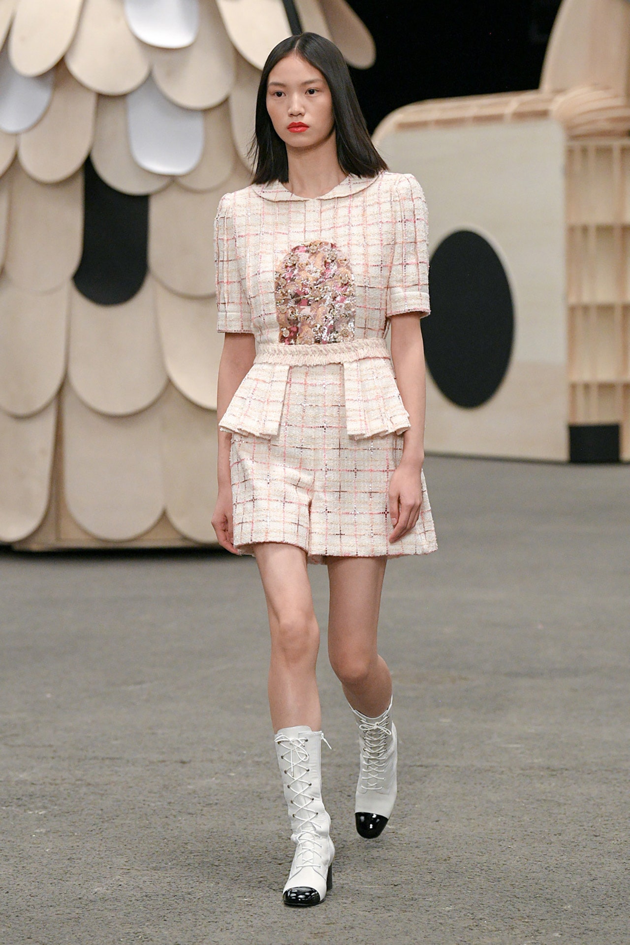 Chanel, en son Paris Couture Week koleksiyonuyla kendine güvenen stile saygı duruşunda bulunuyor