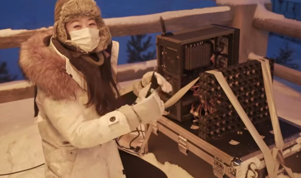 苏打baka by her gaming PC in the snow
