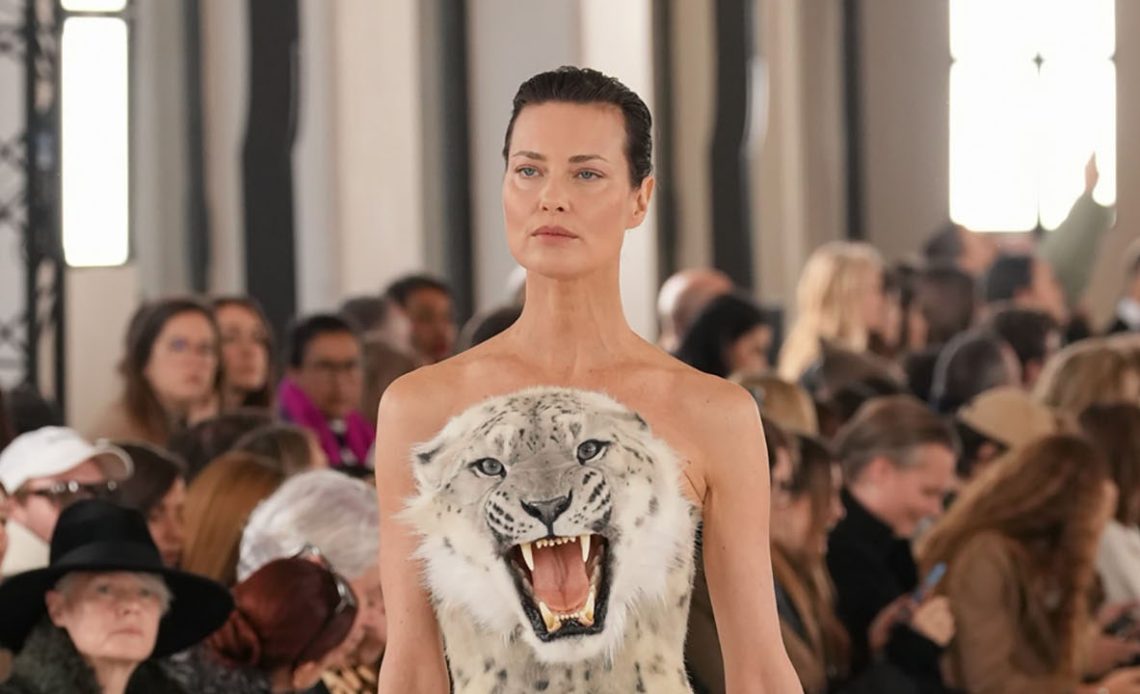 Schiaparelli, Paris Moda Haftası'nı aslanlar, leoparlar ve kristallerle başlatıyor - aman tanrım!