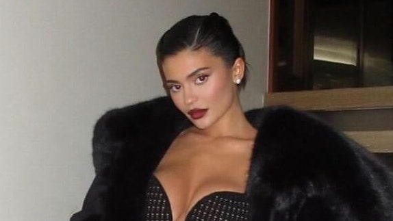 Kendall ve Kylie Jenner, Yılbaşı Gecesi için şeffaf siyah catsuits giydiler.