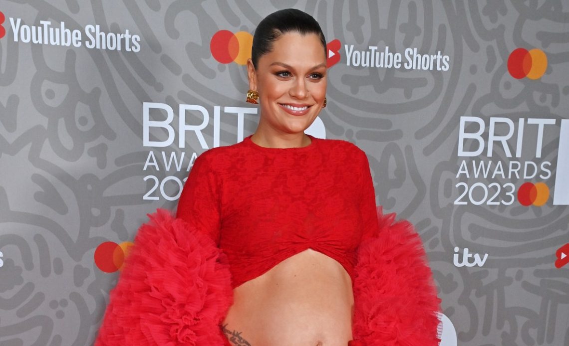 Brit Awards kırmızı halısında ön plana çıkan kabarık elbiseler dikkatleri üzerine çekti.