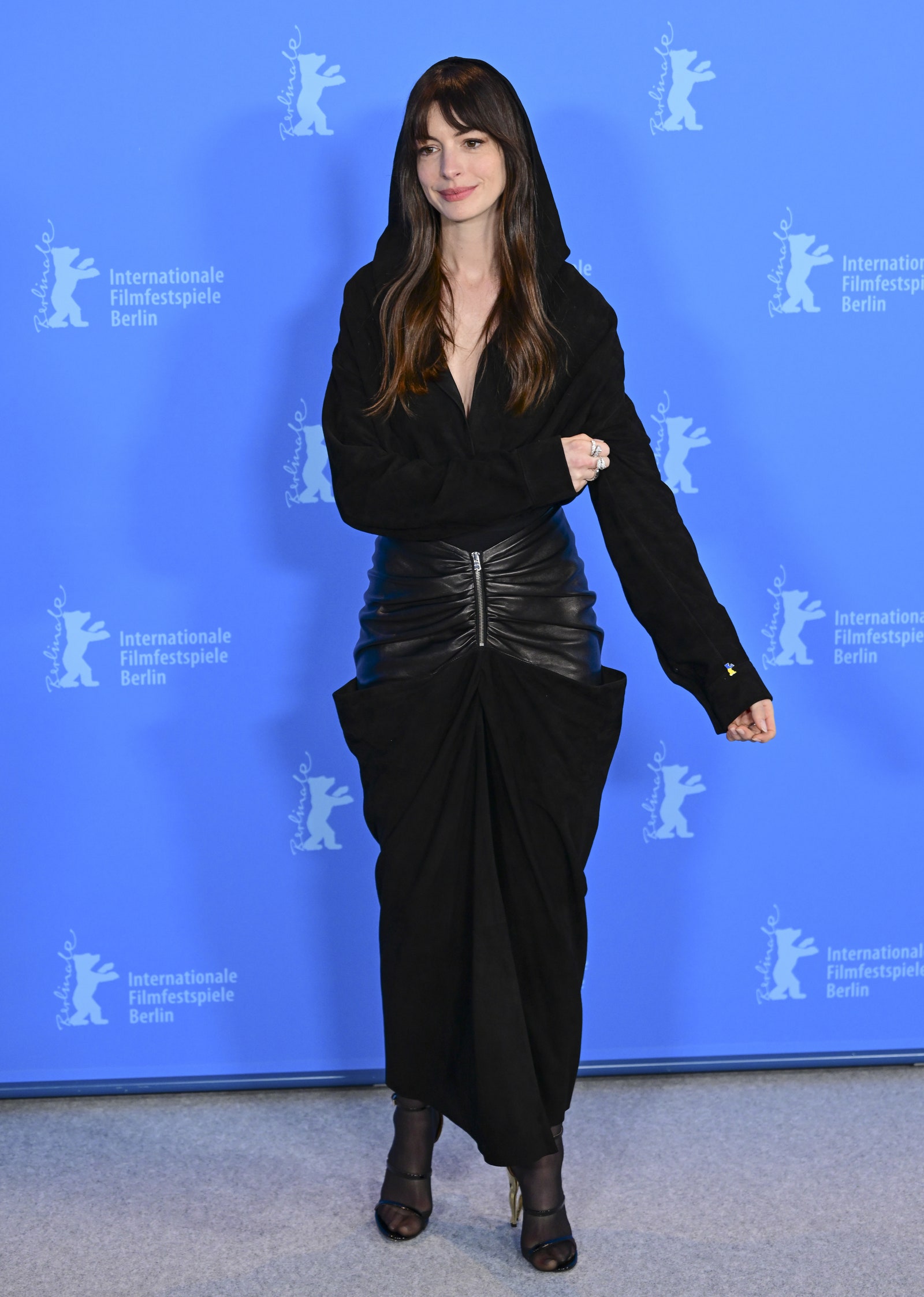 Anne Hathaway, 16 Şubat'ta 73. Berlin Uluslararası Film Festivali'nde 'She Came To Me' fotoğraf görüşmesine katılıyor.