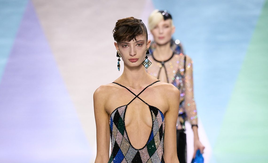 Paris Couture Haftası'nda, Armani Privé'nin haute harlequin'leri için ihtişam hüküm sürüyor