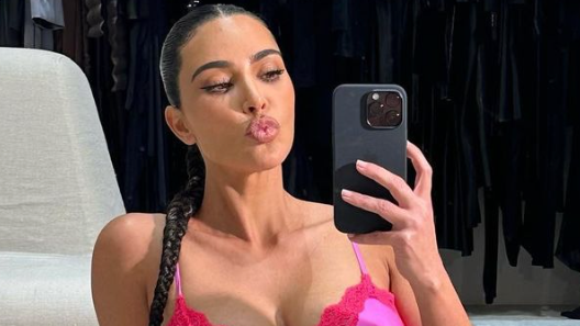 Kim Kardashian yeni fotoğraflarda Sevgililer Günü için göğüs altı iç çamaşırını gösteriyor