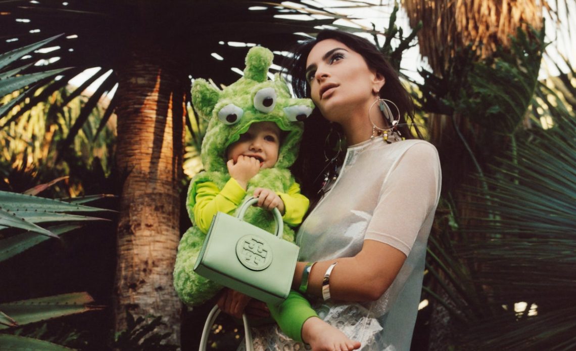 Emily Ratajkowski, ilk moda kampanyasında oğluyla birlikte poz verdi.