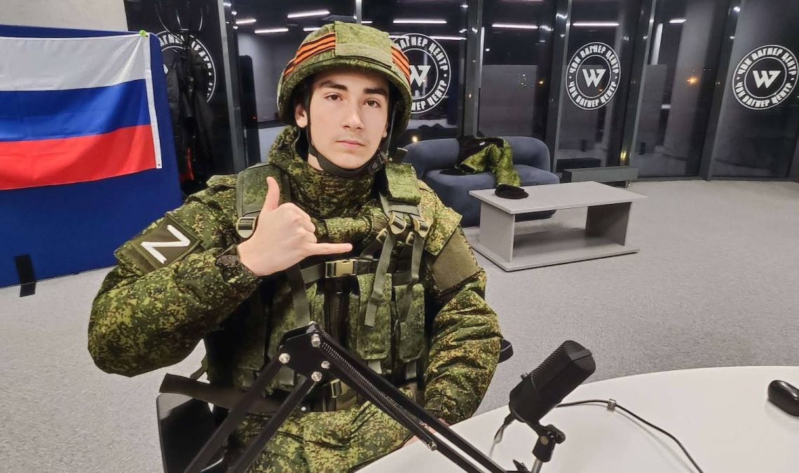 Tuhaf propaganda gösterisi, gençlerin kötü şöhretli paralı asker grubunun karargahından 'Rusya vs NATO' büyük strateji oyununu yayınladığını görüyor