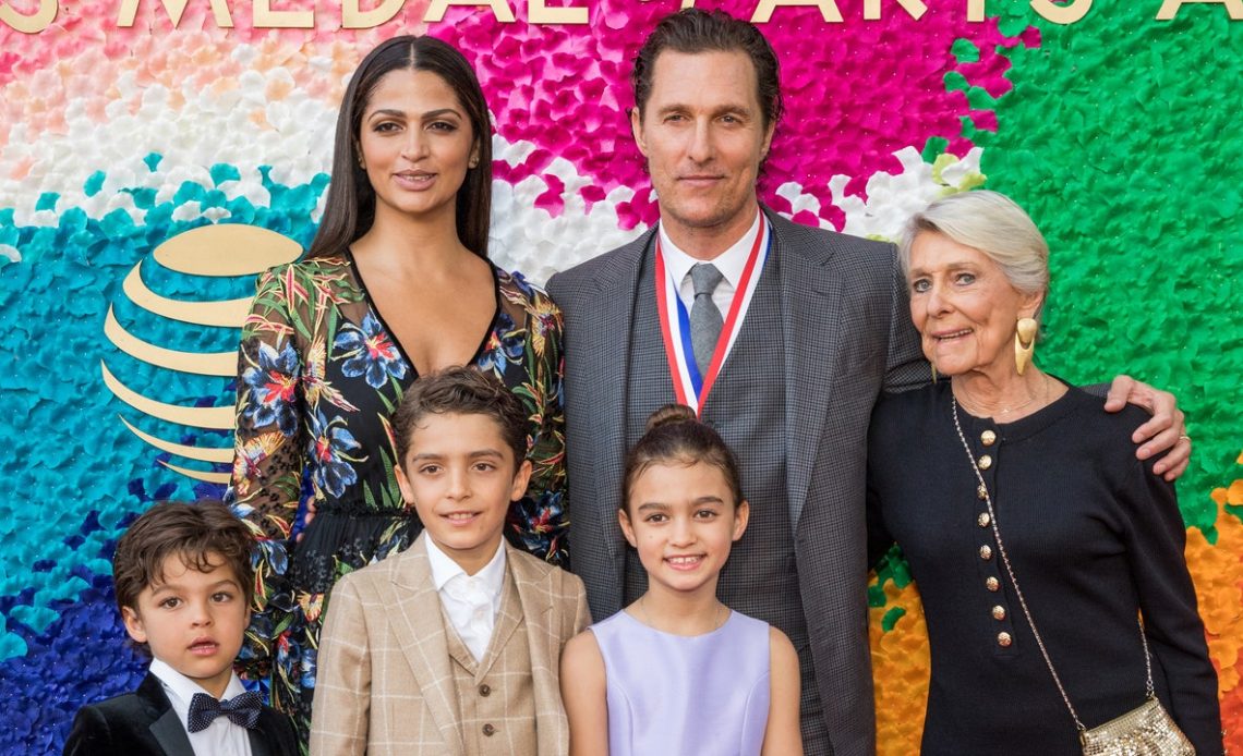 Matthew McConaughey, nadir bir aile fotoğrafında 10 yaşındaki oğlunun saçını dalgalı bir şekilde kestiriyor