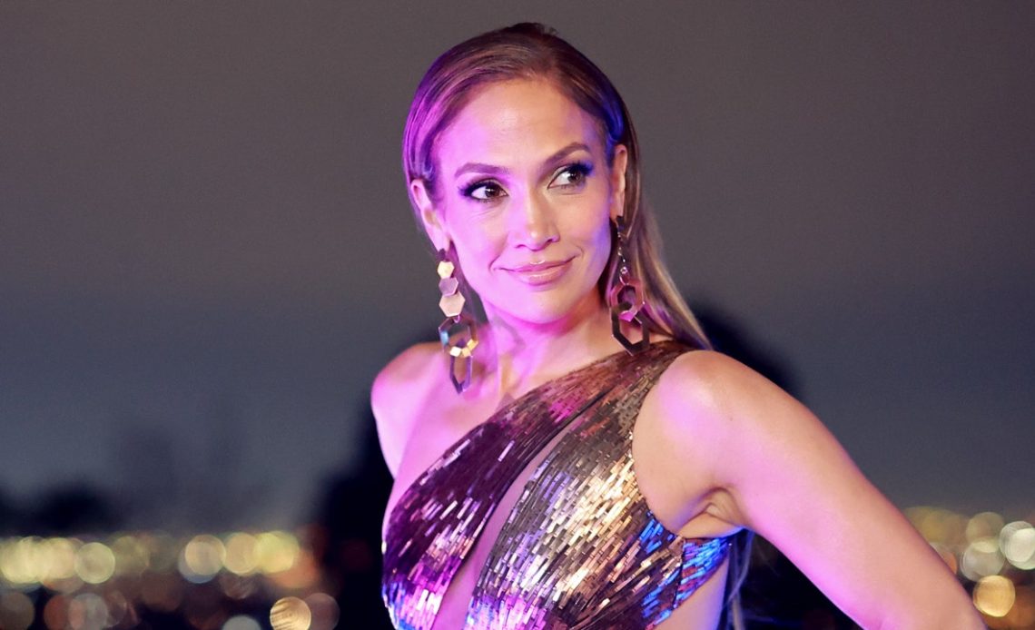 Jennifer Lopez, dalgalı yakalı ve dramatik kalça yırtmaçlı elbisesiyle elinden gelenin en iyisini yaptı.