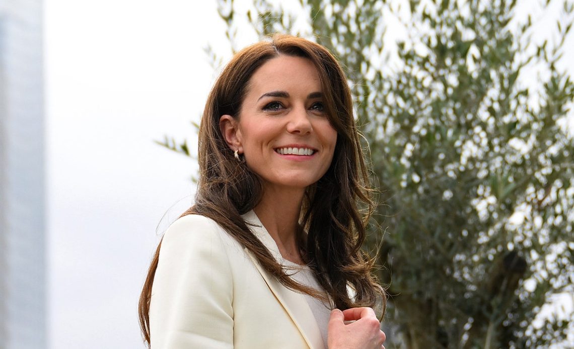 Kate Middleton, en sevdiği McQueen ceketini kalın halka küpelerle güncelledi.