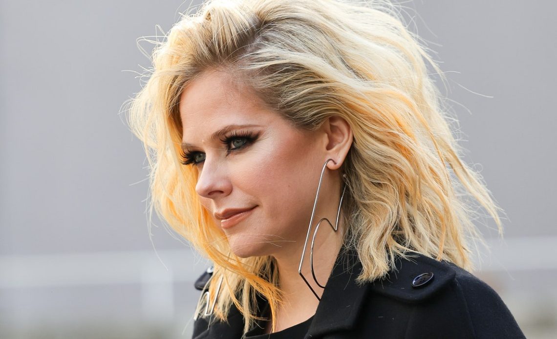 Avril Lavigne, Paris Moda Haftası'nda ayrılık sonrası açıklamalı bir tişört giydi.