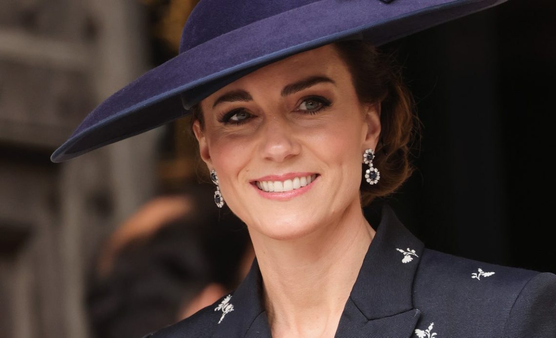 Kate Middleton, Kral Charles'tan bir hediye takarken bahar çiçeklerine zarif bir dokunuş veriyor.