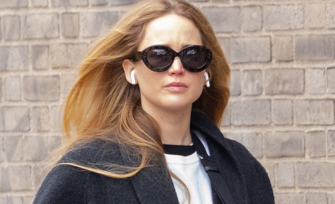 Jennifer Lawrence, New York üniformasını mükemmel bir lüks aksesuarla güncelledi.