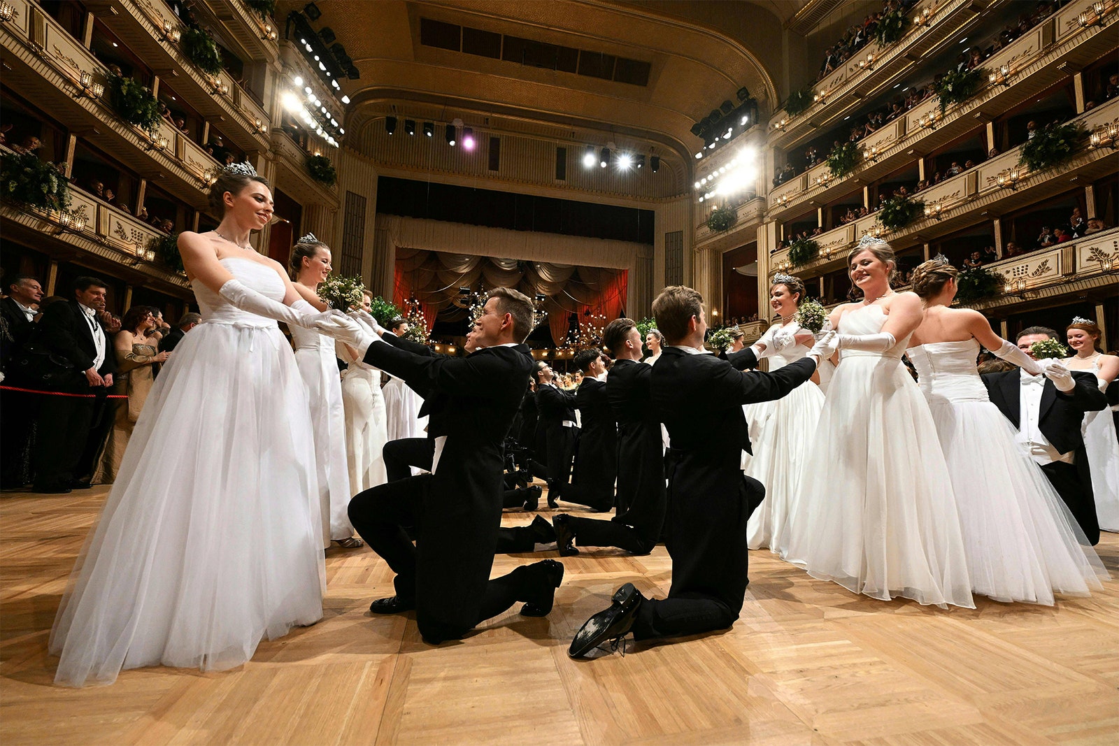 Genç Bayanlar ve Genç Beyler Komitesi üyeleri, her yıl düzenlenen Viyana Opera Balosu'nun açılışında dans ediyor.