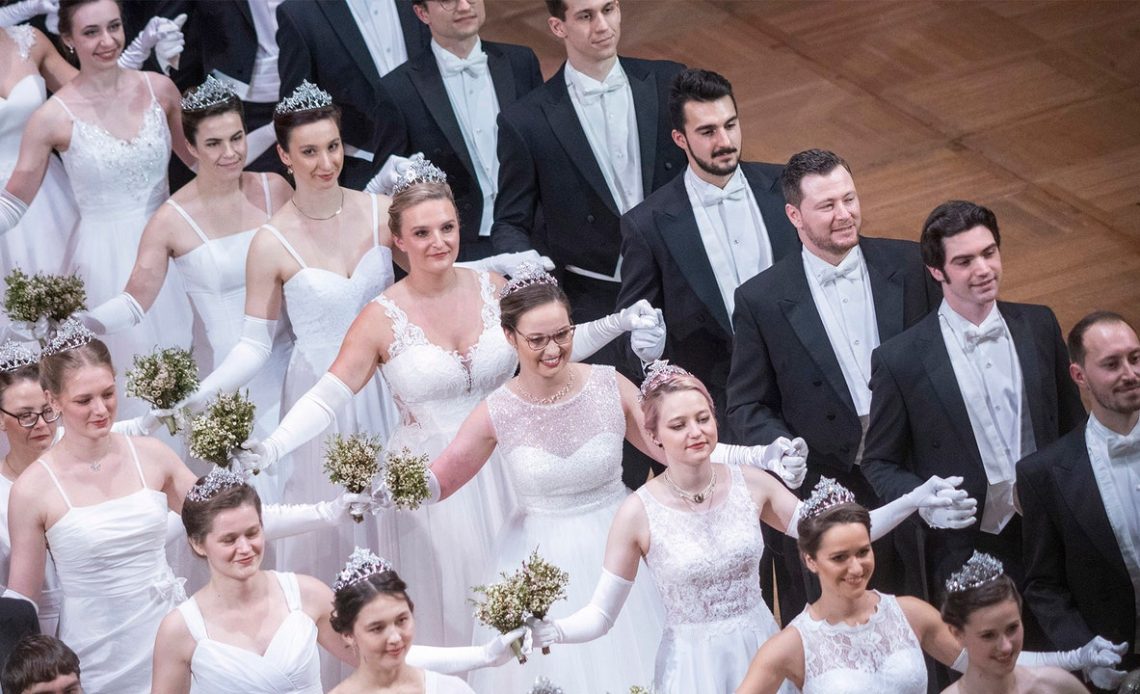 Viyana Opera Balosunda Swarovski ile dekadans ve sosyeteye takdim edilenlerle dolu gecem
