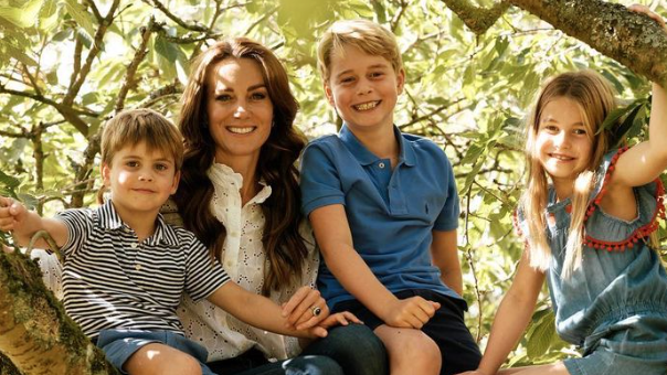 Kate Middleton, İngiltere'nin Anneler Günü'nü kutlamak için George, Charlotte ve Louis ile görülmemiş fotoğrafları paylaşıyor