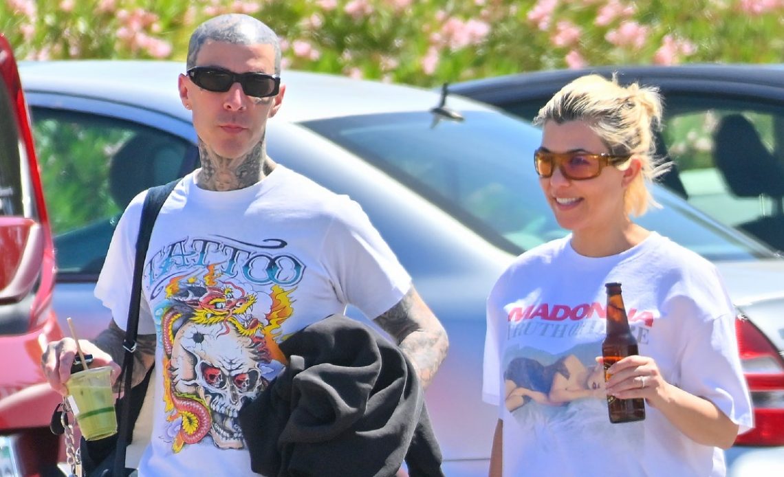 Kourtney Kardashian, Madonna tişörtü ve leopar desenli şortuyla "Day After Coachella" performansını sergiliyor.