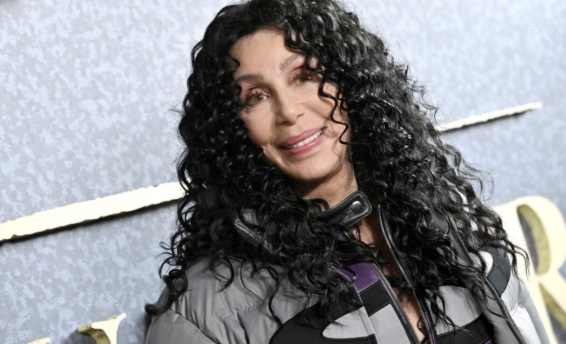 76 yaşındaki Cher, moto ceket trendinin sadece Gen Z için olmadığını kanıtlıyor
