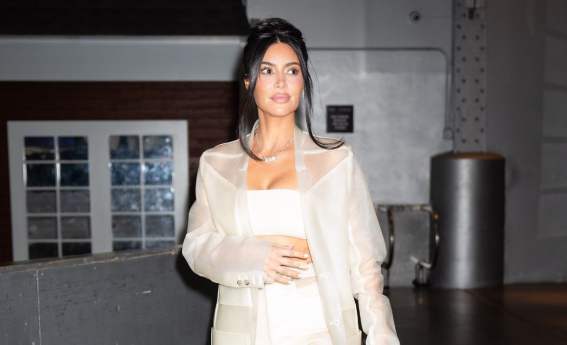 Kim Kardashian şeffaflığın yeni sınırını benimsiyor: şeffaf deri