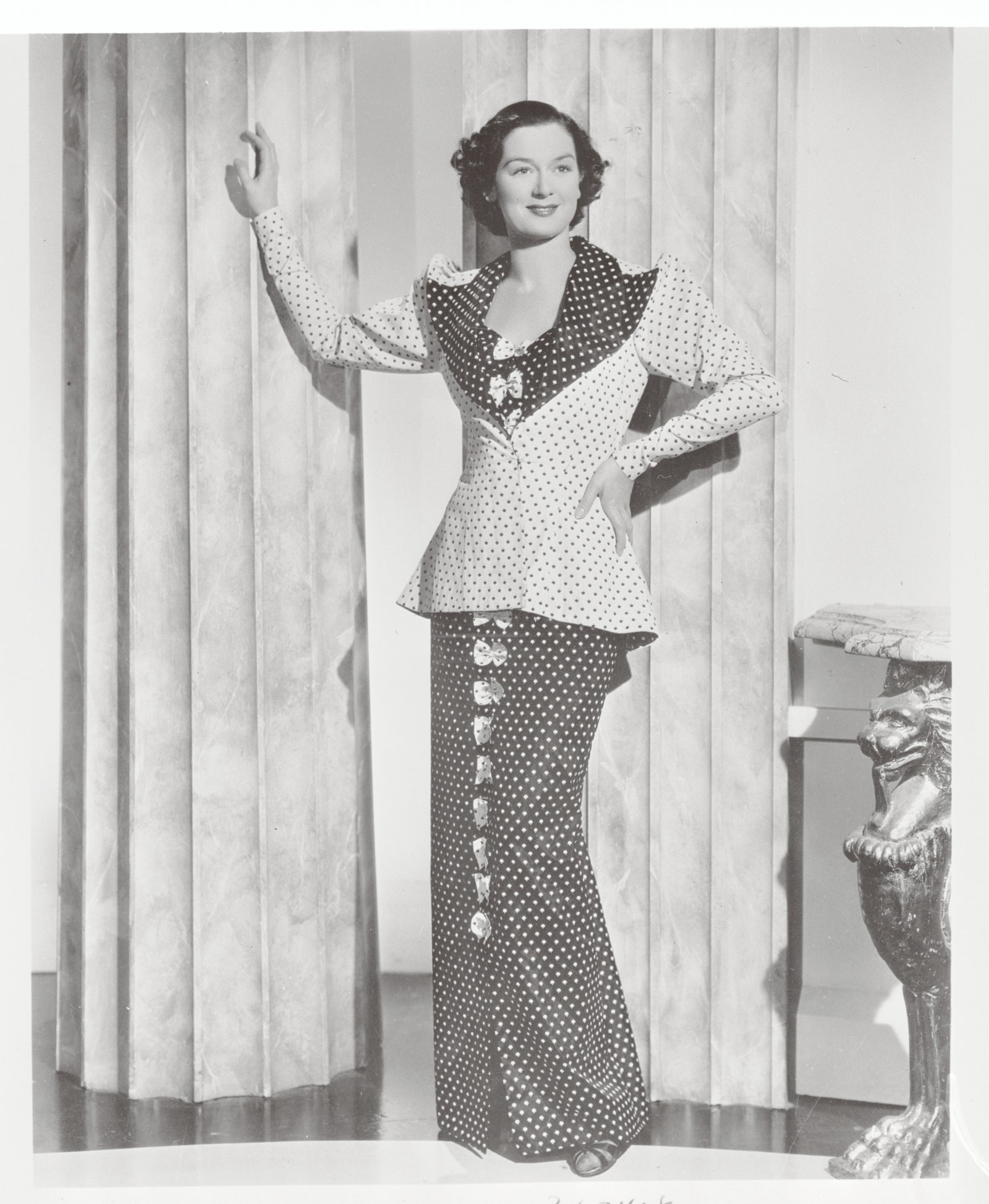 Oyuncu Rosalind Russell, 1936'da uzun bir elbiseyle poz veriyor.