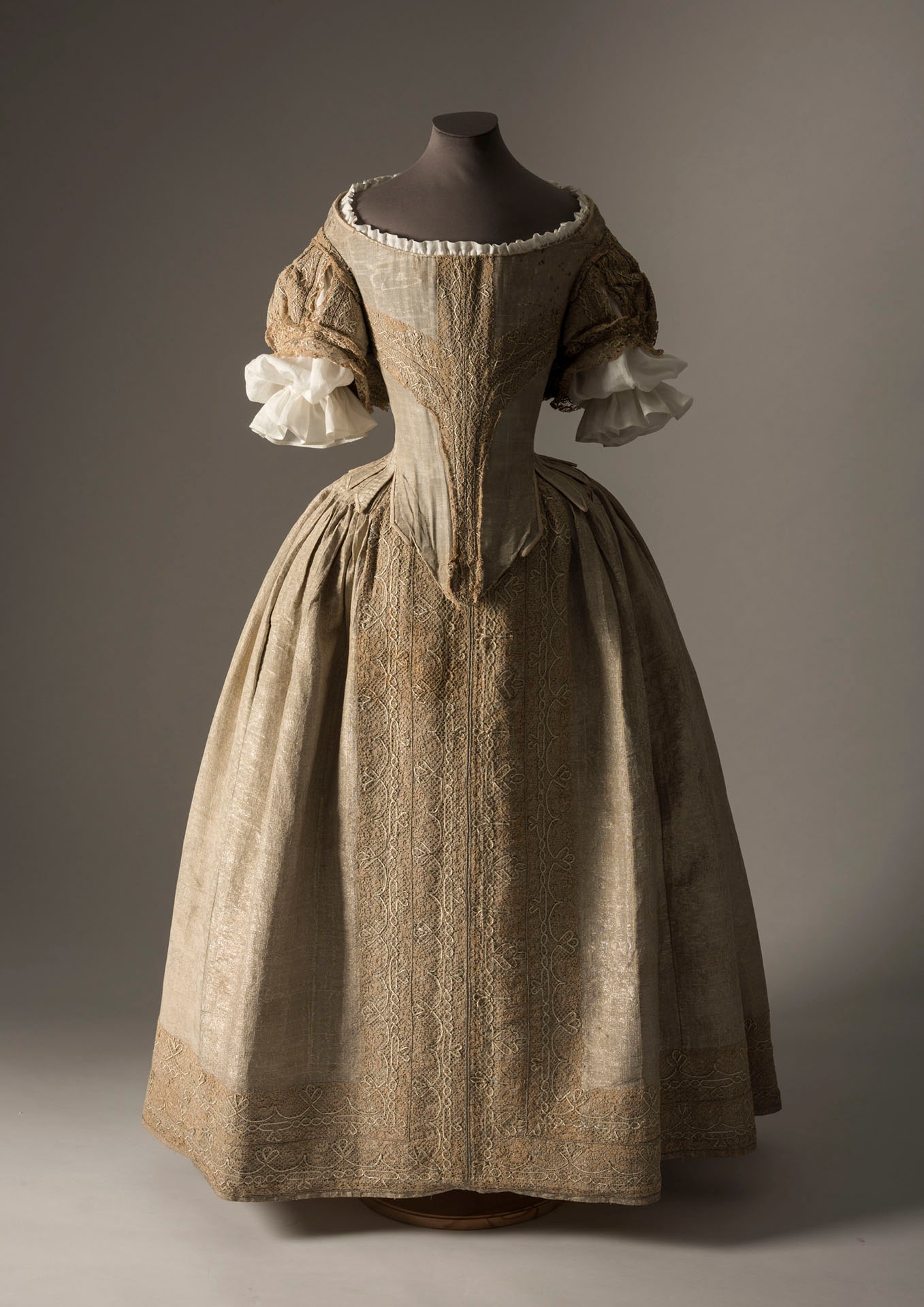 1660'lar gümüş dokuma elbise Moda Müzesi Hamamı.  Gerçek gümüş iplikle ince ipekten dokunmuştur.  Bu...