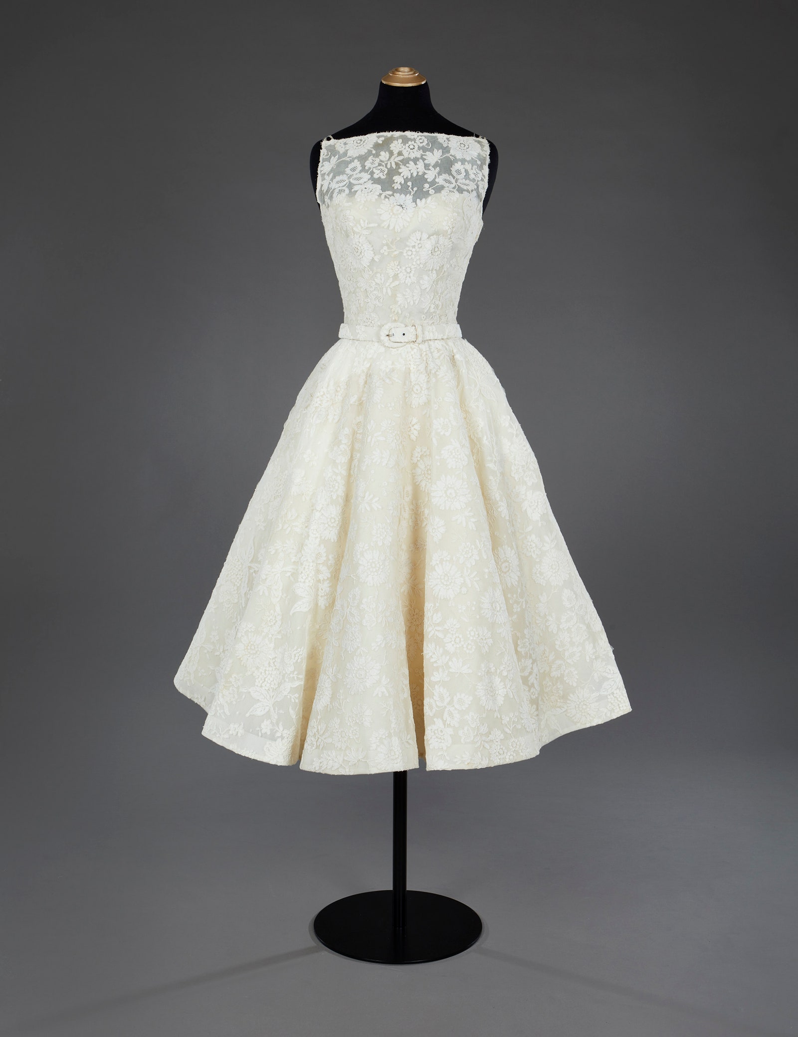 Edith Head tarafından Roman Holiday için tasarlanan ve 1954 Oscar'ları için Givenchy tarafından modifiye edilen elbise