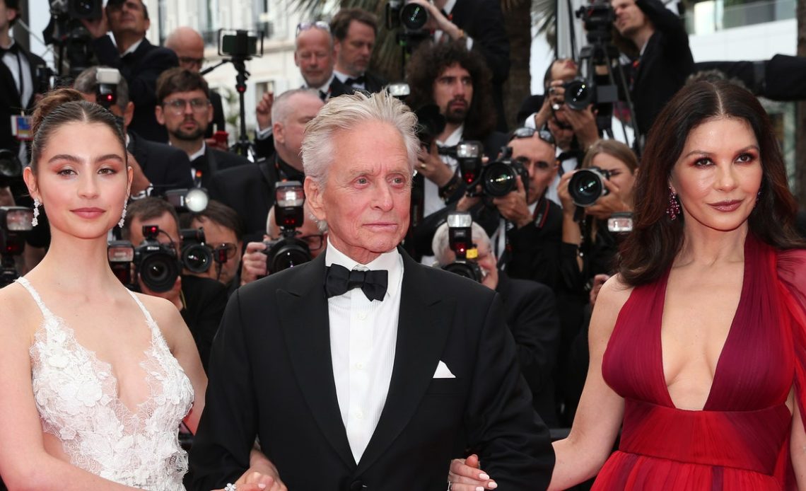 Michael Douglas ve Catherine Zeta-Jones'un kızı Carys, Cannes'da kırmızı halıda ilk kez sahneye çıktı.