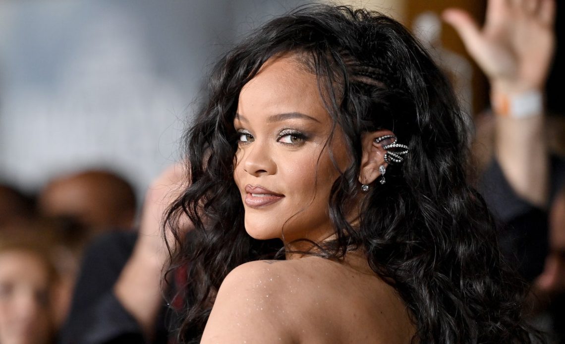 Rihanna, en beklenmedik elmas aksesuarla ayak parmaklarını 'sessiz lükse' daldırıyor