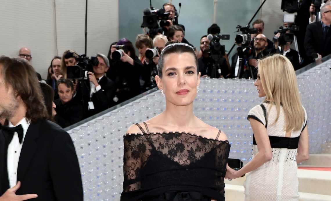 Charlotte Casiraghi'nin 2023 Met Gala'da Chanel'deki şık rolü neden Monako kraliyet ailesi için dokunaklı bir anı işaret ediyor?