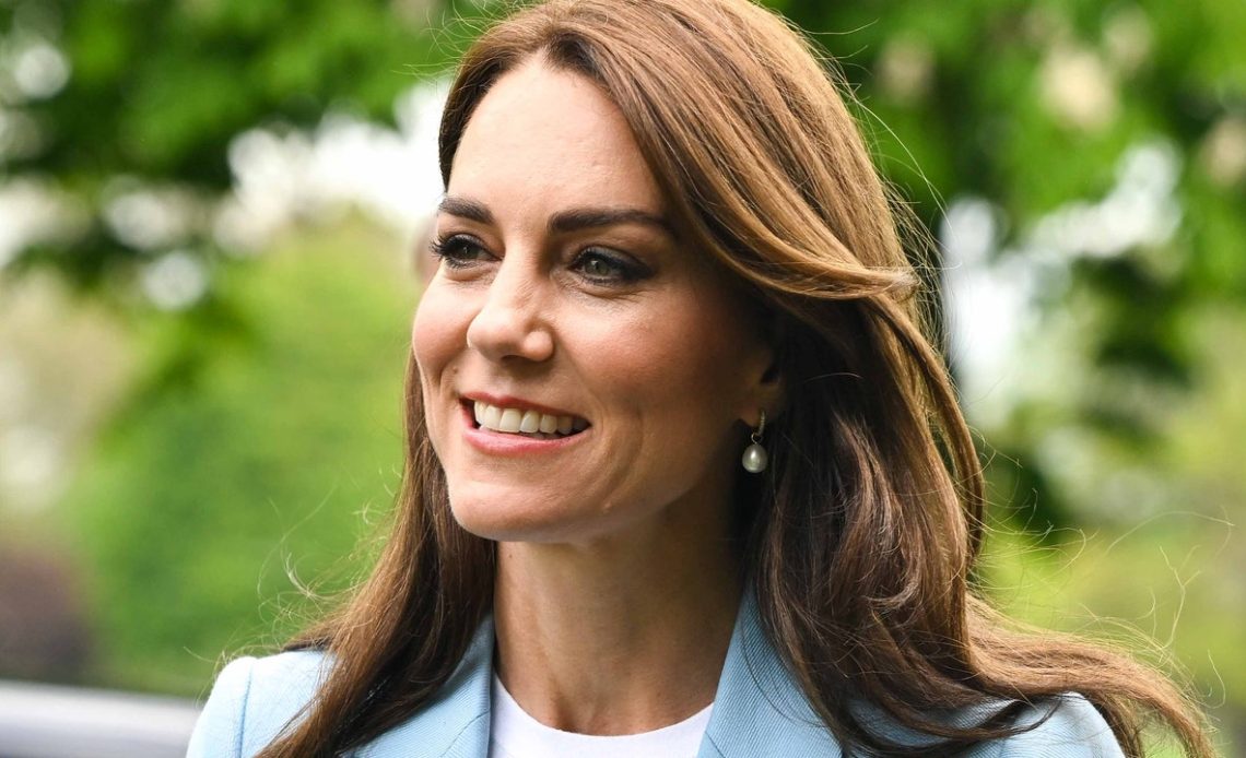 Kate Middleton, sürpriz bir yerel ziyaret için mükemmel bir yazlık blazer ve beyaz tişört giydi.