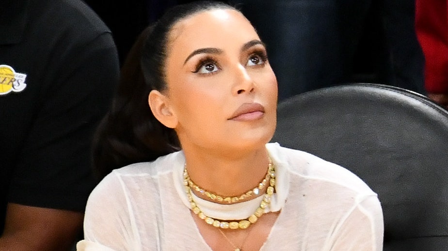 Kim Kardashian'ın kot pantolon ve beyaz tişört yorumu çok güçlü bir mesaj içeriyor.