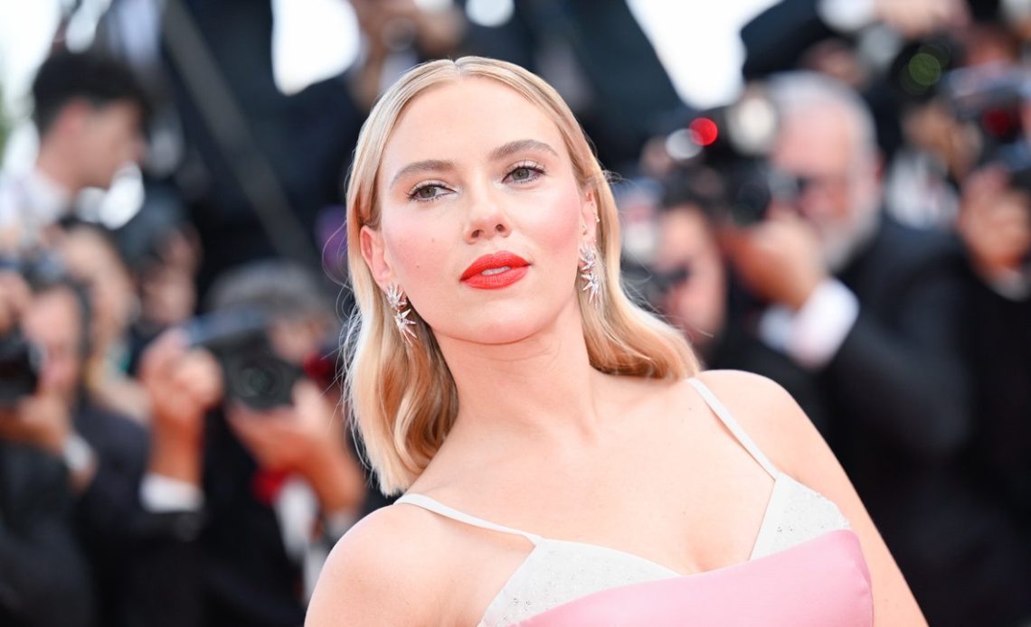 Scarlett Johansson, çıplak sütyen yanılsamasının bir sonraki kırmızı halı trendi olduğunu kanıtladı