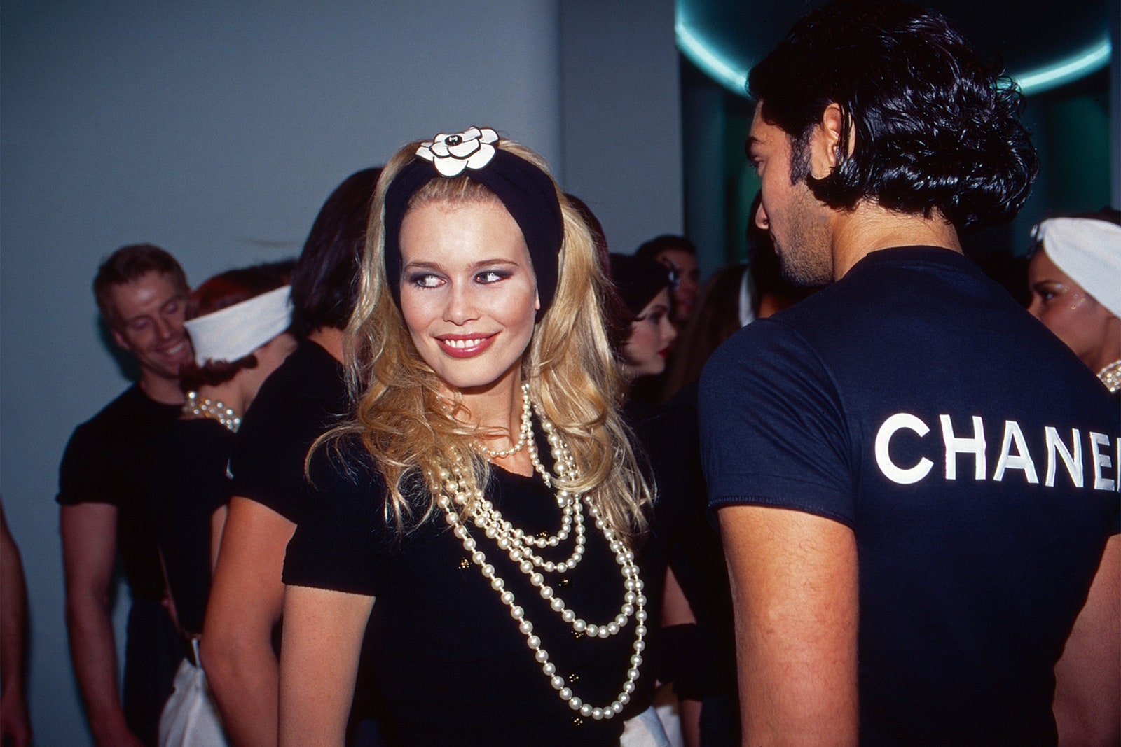 Claudia Schiffer, 1991'de bir Chanel şovunda kulis