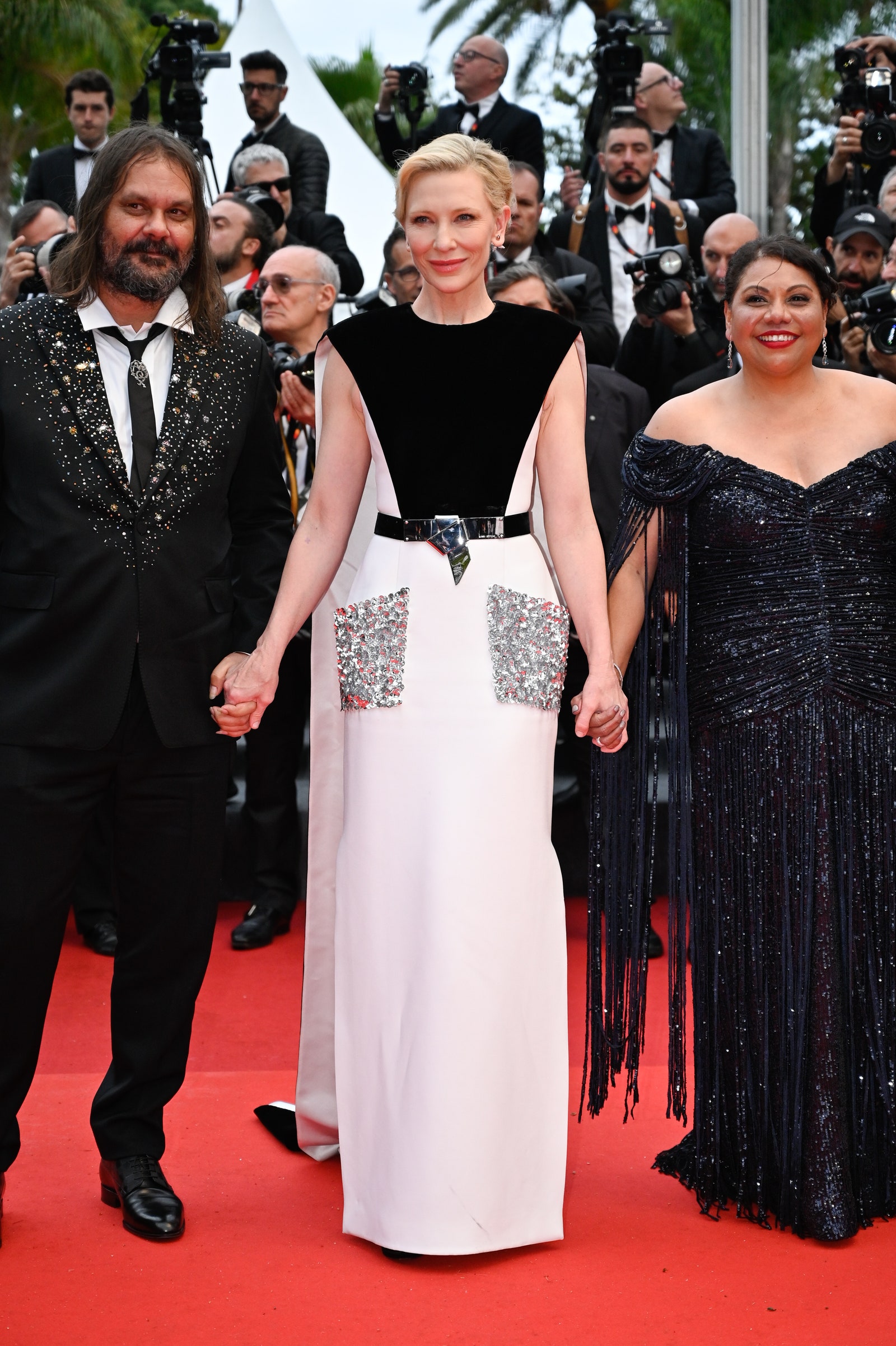 Cate Blanchett cepli bir Louis Vuitton elbise giydi.