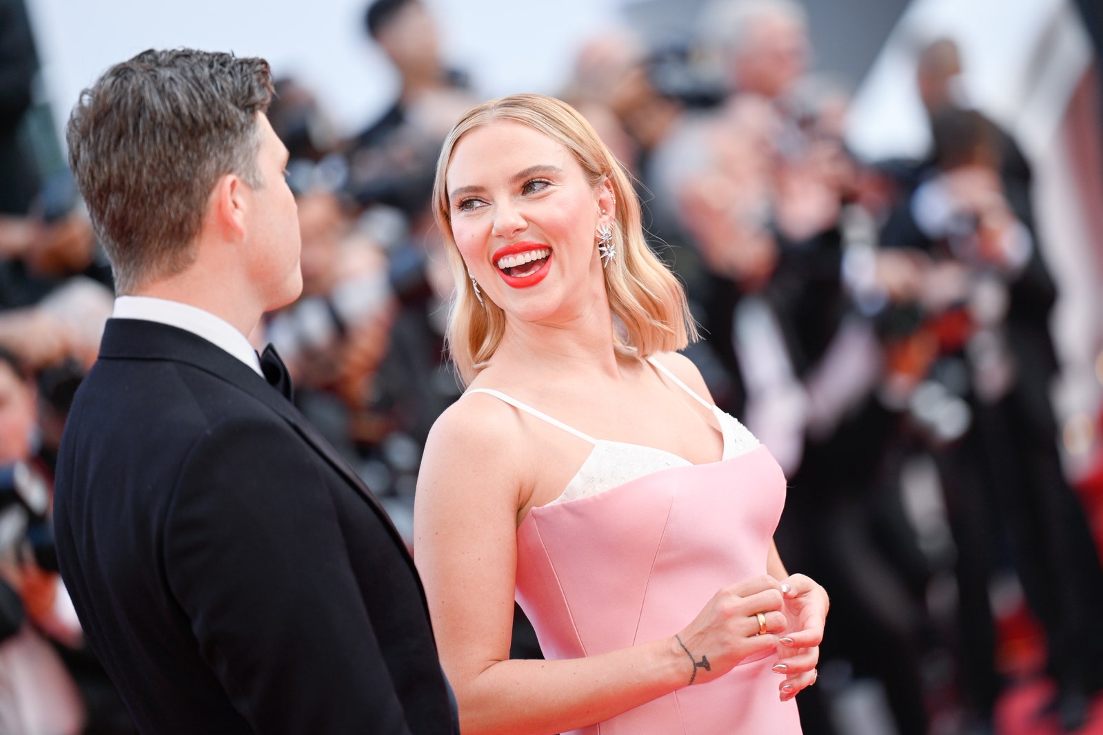 Colin Jost ve Scarlett Johansson, 76. Yıllık Cannes Film Festivali sırasında Asteroid City kırmızı halısına katıldılar...