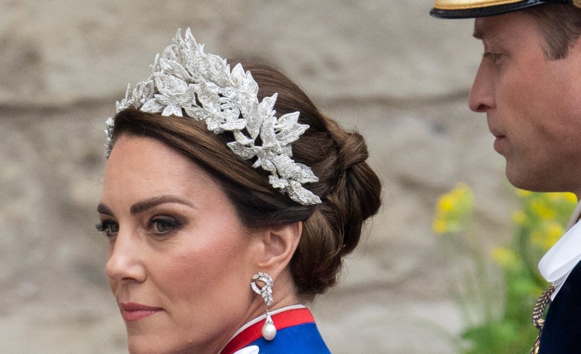 Resmi portreler, Kate Middleton'ın Taç Giyme Günü'nde merhum Kraliçe'ye gizli haraçını ortaya koyuyor