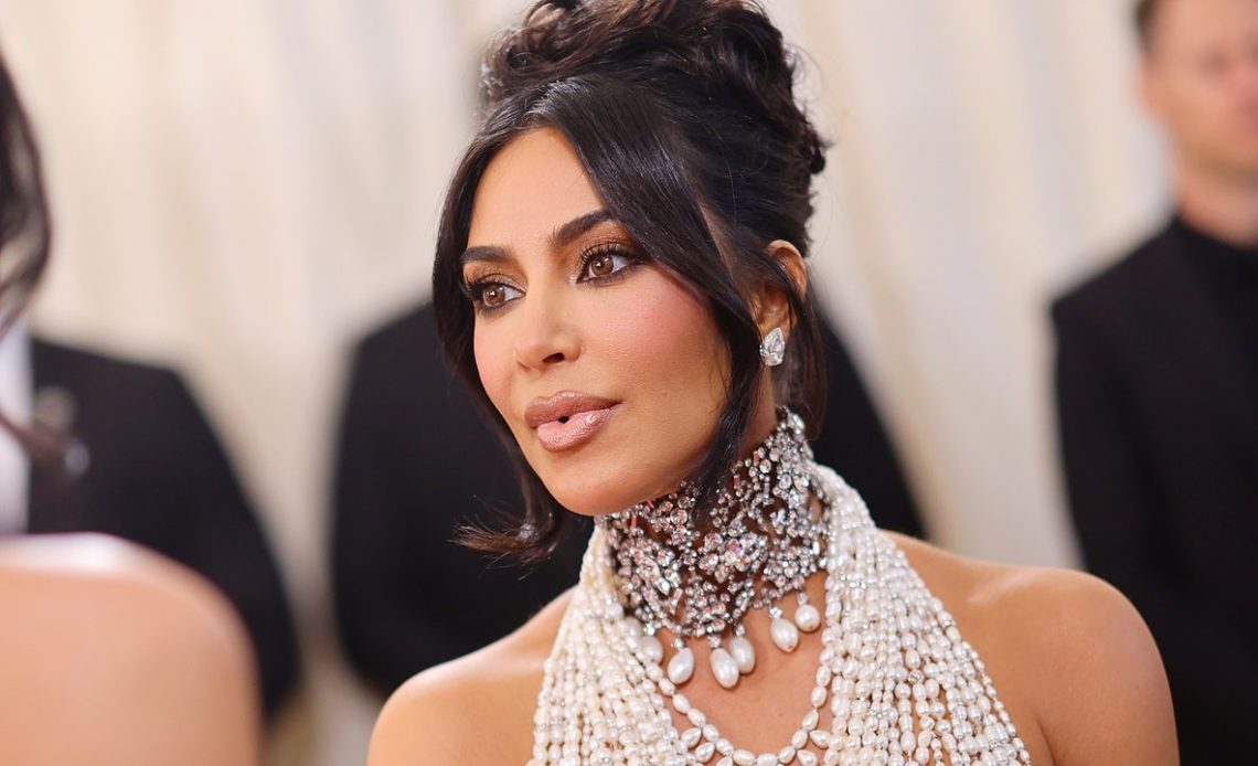 Kim Kardashian, Met Gala'da şekillendirici giysinin üzerine inci taktı
